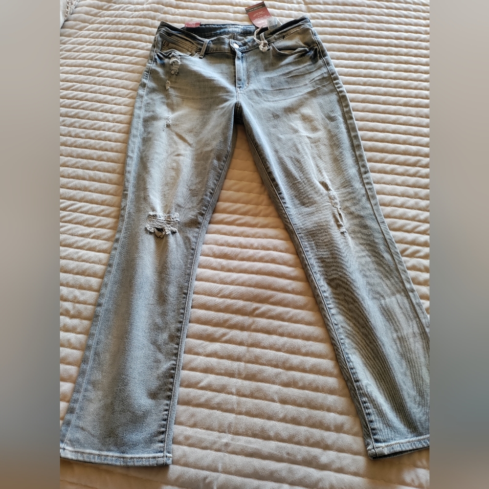 NWT. Signature Levi's high rise slim